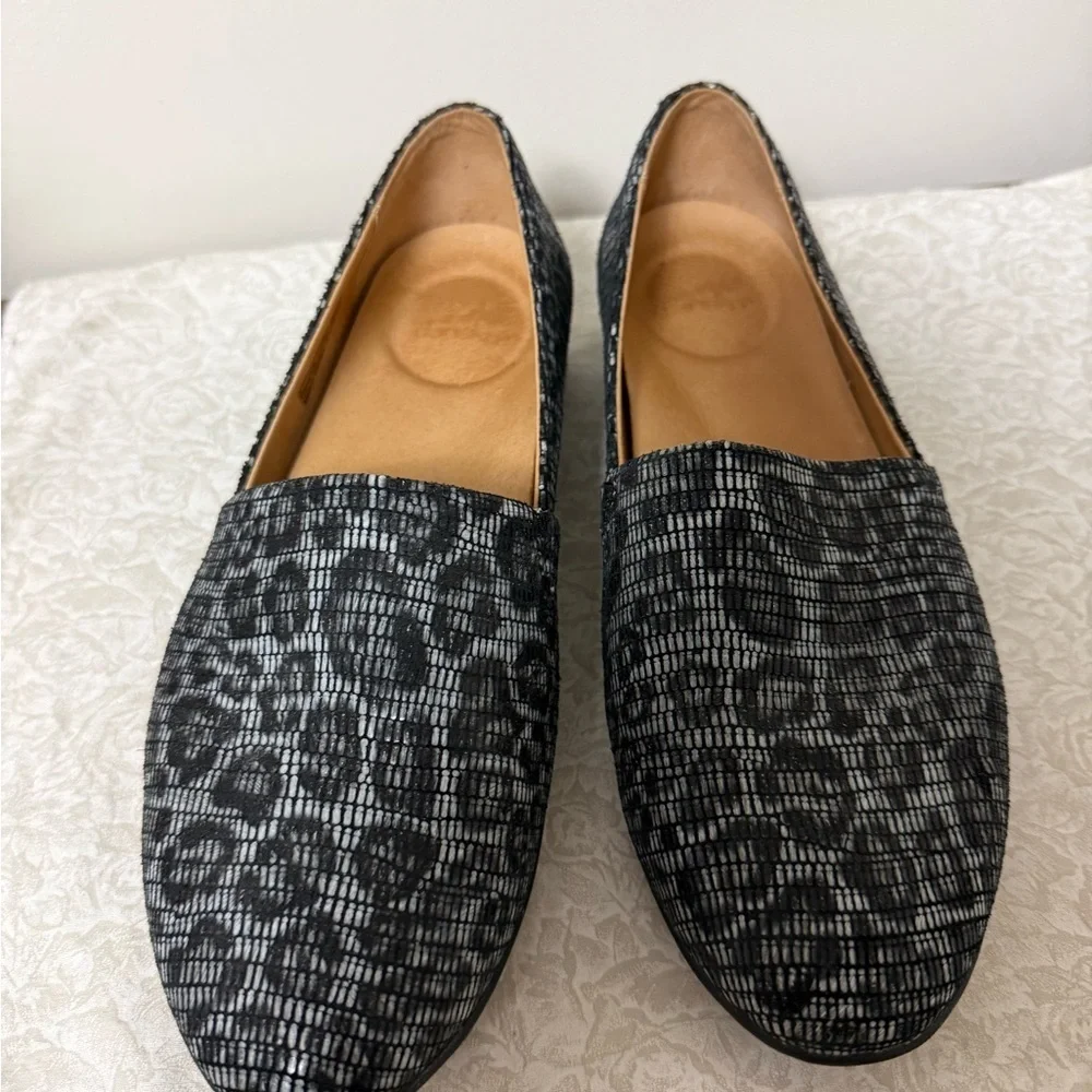 Dansko Larisa Grey Black Leopard Print Animal Print Slip On Flat Loafers Size 7